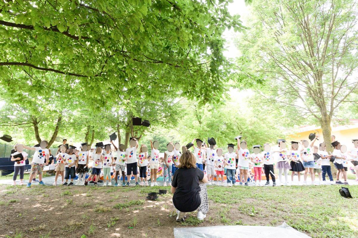 Festa a colori - La consegna dei diplomi e il lancio del tocco